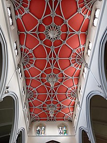 Hiasan langit-langit gereja dengan batu tulang rusuk di atas tanah merah