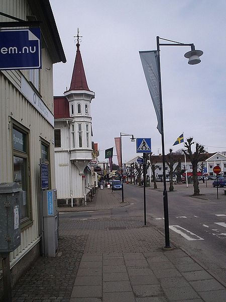 File:Storgatan, nära korsningen Södra torggatan och Stortorget i Kungsbacka, den 16 april 2006.JPG