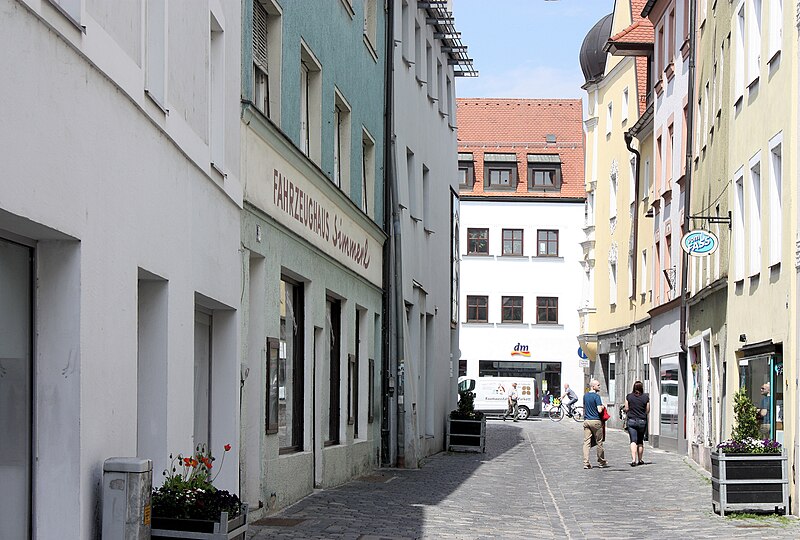 File:Straubing, die Rosengasse (Nordostteil).jpg