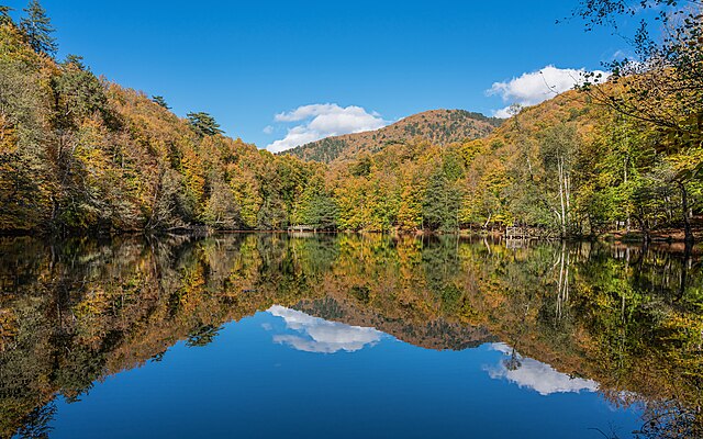 Озеро Буюкгёль в национальном парке Едигёллер осенью (Турция)