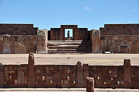 Templo de Kalasasaya a socha Monolito Ponce - Tiwanaku - panoramio (1).jpg