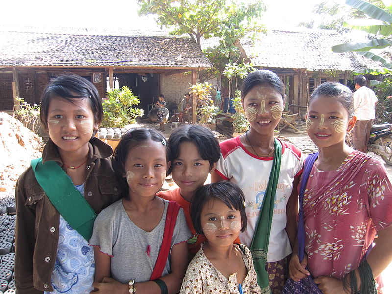 File:Thanaka girls.JPG