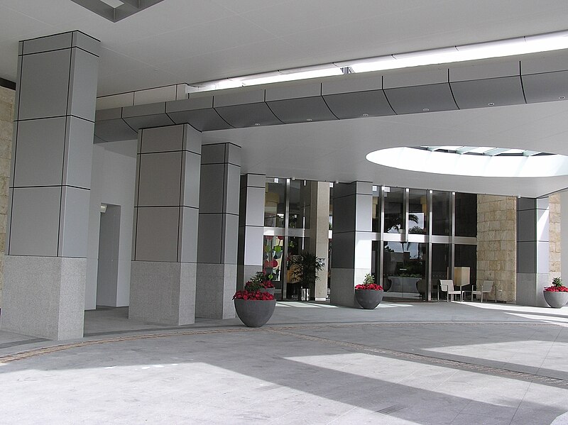 File:The Towers of Chevron Renaissance (Skyline Central Lobby Entrance).jpg