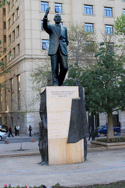 File:The statue of Eduardo Frei Montalva in Plaza de Armas, Santiago (5128248721).jpg