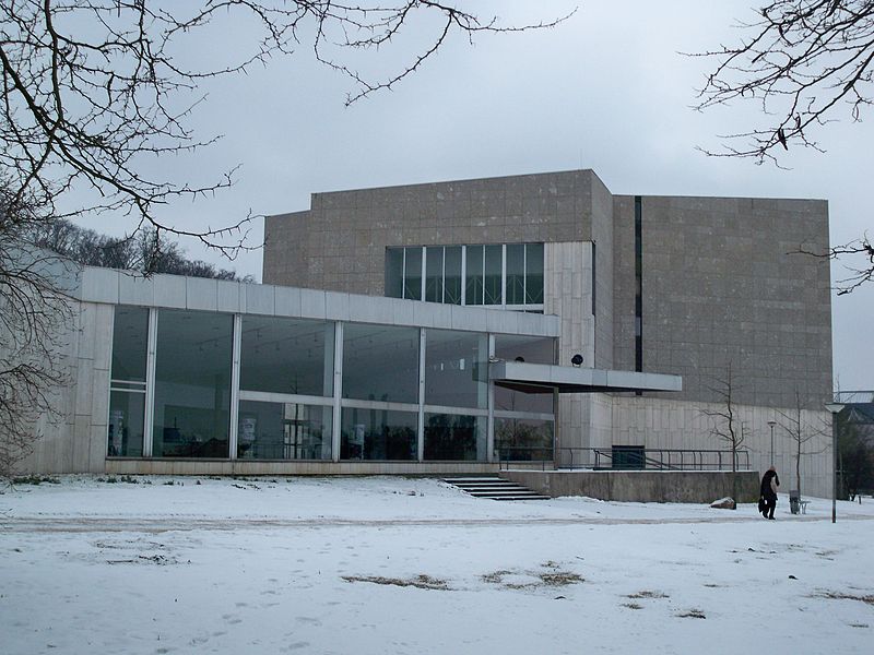 File:Theater Wolfsburg mit Foyer.JPG