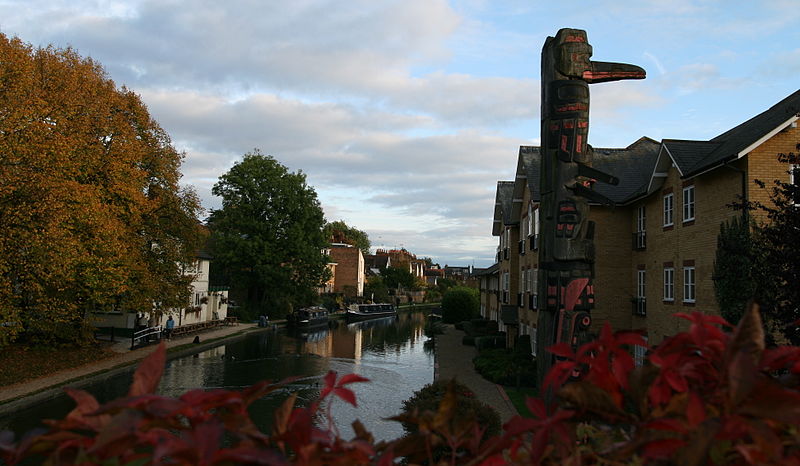 File:Totem Pole Berkhamsted.jpg