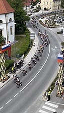 Пелотон проходит по центру Шмарья-при-Елшах в первый день Tour of Slovenia, 14 июня 2023 г.