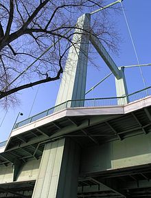 Typisch für die Nachkriegsversion der Mülheimer Brücke in Köln.jpg