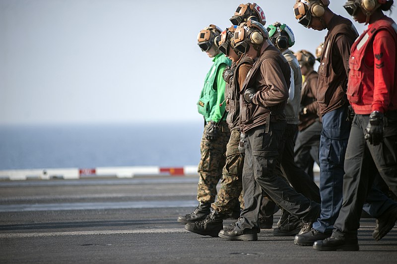 File:U.S. Sailors look for damage on the flight deck of the aircraft carrier USS Harry S. Truman (CVN 75) in the Gulf of Oman Oct. 24, 2013 131024-N-PL185-138.jpg