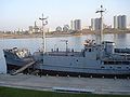Американският кораб „USS Pueblo (AGER-2)“, акостирал на брега на реката.