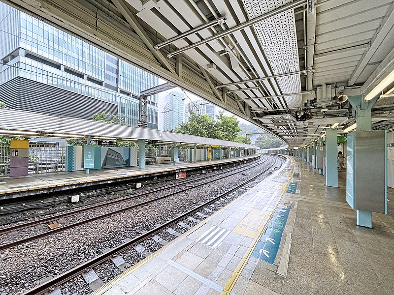 File:University Station platforms 2022 07 part5.jpg