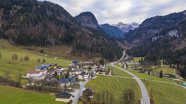 Untertauern aus der Luft, Blick nach Süden in die Taurachschlucht und die Radstädter Tauern