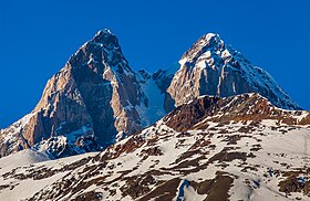 Uitzicht op de dubbele top van de berg Ushba vanuit het zuiden.