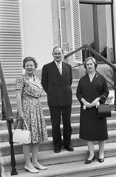 File:V.l.n.r. koningin Juliana, minister Hasluck en mevrouw Hasluck, Bestanddeelnr 911-2797.jpg