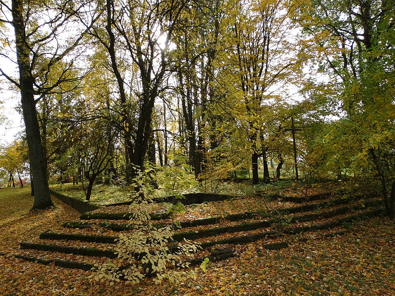 File:Valakbūdis, senosios bažnyčios pamatai.JPG