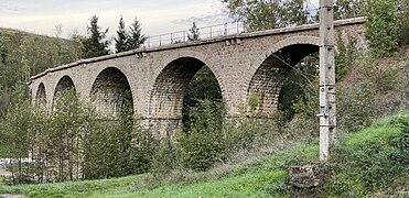 le viaduc de Salles-Arbuissonnas-en-Beaujolais.