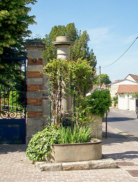 File:Viarmes, ancienne fontaine, au nord-ouest du carrefour Charles-de-Gaulle.jpg