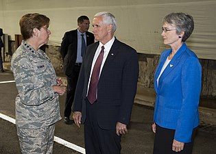 Wilson besöker Cheyenne Mountain Complex tillsammans med USA:s vicepresident Mike Pence och guidas av general Lori Robinson (befälhavare för NORAD och U.S. Northern Command), 23 juni 2017.