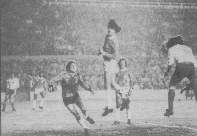 File:Victorino scores the winning goal for Nacional against Internacional in 1980 Libertadores Final.png