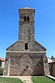 Vieux clocher roman du xiie siècle de Saint-Martin-Belle-Roche, monument historique depuis 1942.