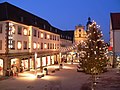 Weihnachtliche Marktstraße mit Stadtkirche "St. Dionysius"