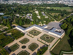 Grand Trianon ilmakuva, taustalla Petit Trianon