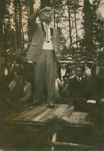 File:Vydūnas delivers a speech.jpeg