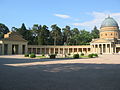 Haupteingang mit Säulengang und östlicher Trauerhalle (2008)