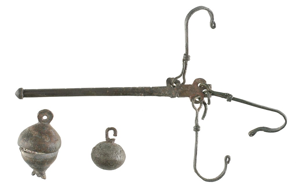 File:Weegschaal (unster) 2 gewichten brons, 50 tot 200 NC, vindplaats- Onbekend, collectie Gallo-Romeins Museum GRM - Wikimedia Commons