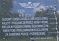 Tablica upamiętniająca 80-lecie wybudowania linii (Kalety – Herby Nowe – Wieluń – Podzamcze) na budynku dworca w Wieluniu Dąbrowie.