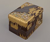 Kotak menulis raden maki-e bertatah dengan desain "Delapan Jembatan" (yatsuhashi), oleh Ogata Kōrin, Pusaka Nasional, zaman Edo, abad ke-18. Bunganya adalah tatahan cangkang abalone. Museum Nasional Tokyo[5]