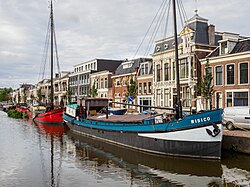 (Haus)Boote am Oosterstadsgrachtwal in Leeuwarden (2023).jpg