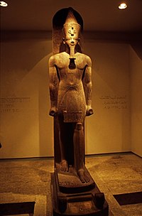 Ägypten 1999 (274) Louxor-Musée- Statue Amenhotep III. (28449254662) (2) .jpg