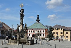 Žďár nad Sázavou (Saar), Hauptplatz mit Pestsäule und Rathaus (39627995870).jpg
