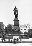 Пам'ятник Миколі I. Після його знесення (1920) на цьому місці встановили (1939) пам'ятник Шевченку