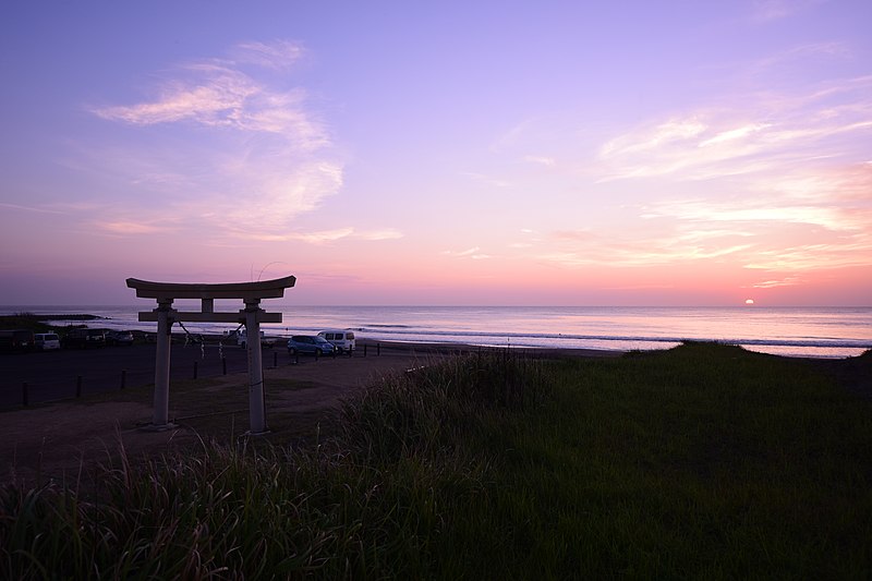 File:釣ヶ崎海岸から望む東浪見の鳥居.jpg