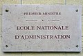 Мраморная табличка на входе в современно здание ЭНА в Париже