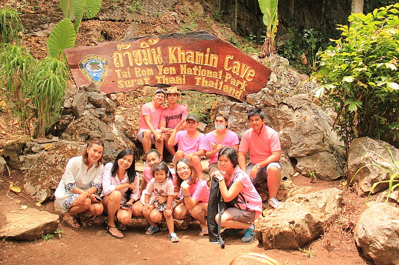 File:125 Kamin Cave - 01 Sign (Group).jpg