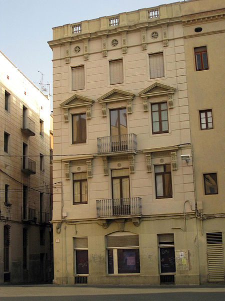 File:142 Edifici a la plaça Josep Pla, cantonada c. Forn Nou.jpg