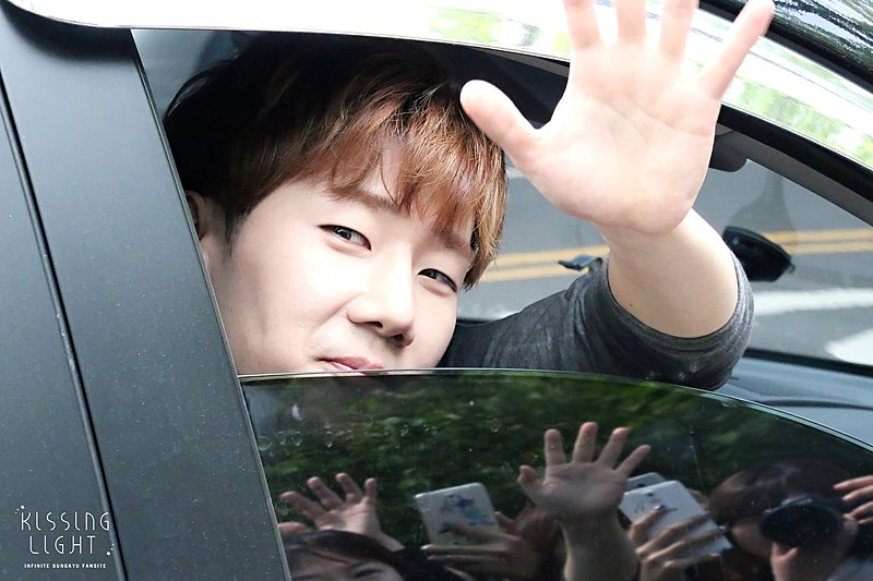 File:150514 김성주의 가요광장 퇴근 성규 1.jpg