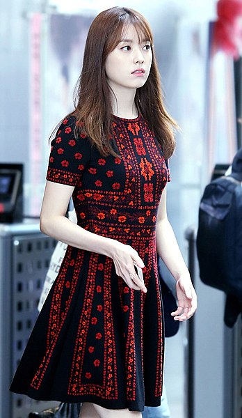 File:160718 한효주 이종석 W 제작발표회 (1).jpg