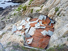 Les plaques métalliques protégeant la grotte de Menez Dregan en dehors des campagnes de fouilles.