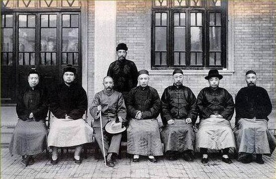 On November 17, 1924, Zhang Zuolin invited Feng Yuxiang to talk at the home of Tianjin Ruili. Feng decided to hold the section as "temporary ruling" a