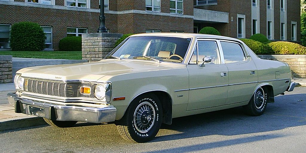 Der AMC Matador  1024px-1975_AMC_Matador_base_Sedan_beige_left-front