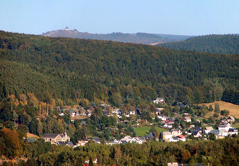 File:20060923125DR Olbernhau Fernsicht zum Schwartenberg.jpg