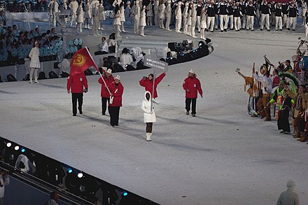 Entrée de la délégation kirghize lors de la cérémonie d'ouverture.