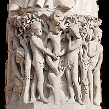 Relieve en la catedral de Notre Dame que muestra a Adán, Eva y serpiente ante el árbol del conocimiento del bien y del mal mientras Eva come de su fruto y a la vez le da un fruto a Adán