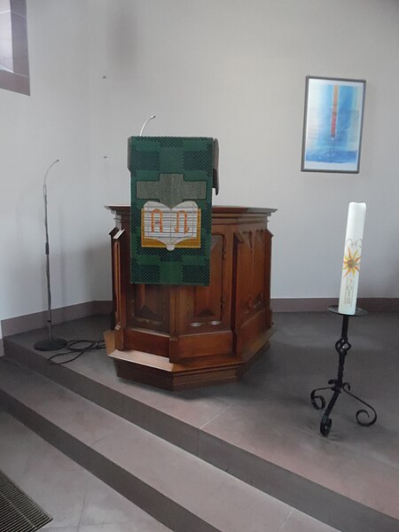 File:2018-03-25 Christuskirche (Tauberbischofsheim) 02 - Ambo und Osterkerze 2018.jpg