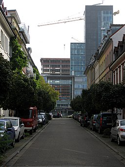 2019-10-24 Neubau der Volksbankzentrale in Freiburg mit Bahnhofsturm von der Egonstraße