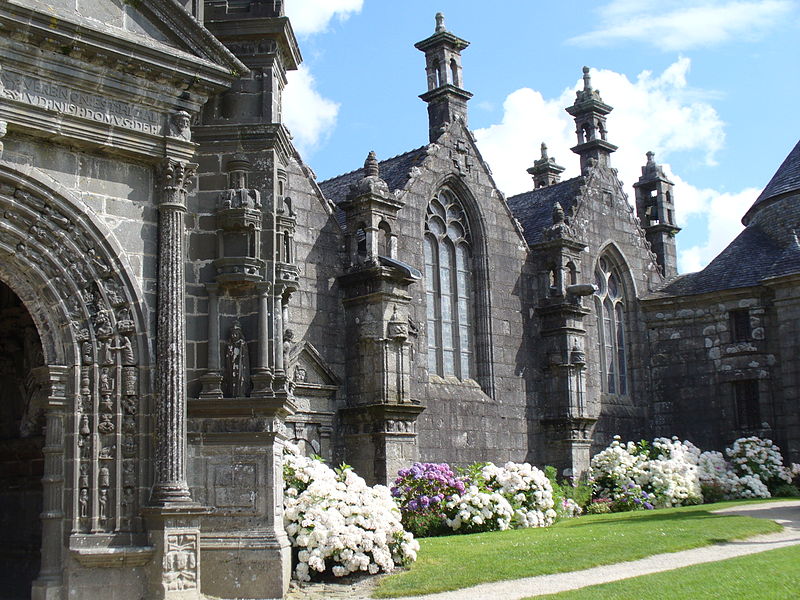 File:4339.Die zweischiffige Kirche Eglise Saint Miliau(16.Jh.)von Guimiliau Baustil - Übergang vom Flamboyant zur Renaissance aus Granit errichtet.JPG